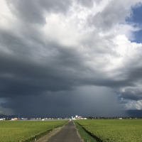 迫りくる黒い雲と雨柱