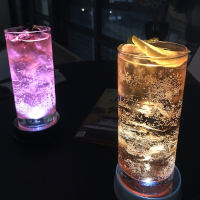 登山道を仲良さそうに歩く3人の男女