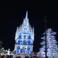 夜空に浮かぶ光輝く城