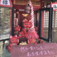 たくさんの赤い招き猫が祀られた神社