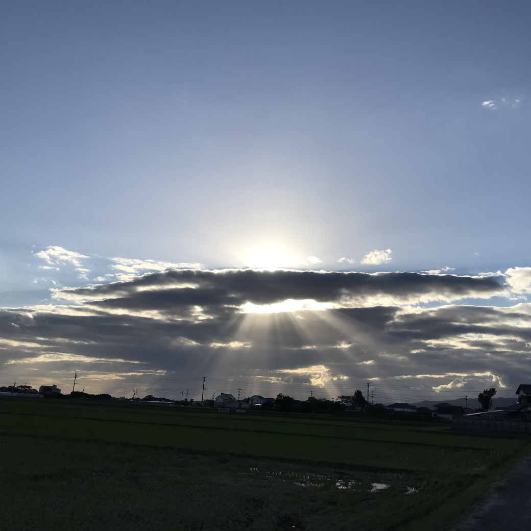 雲を裂いて地上を照らす神の啓示のような太陽光