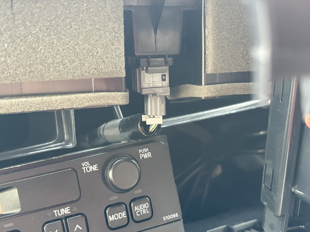 インパネ裏のハザードスイッチ配線