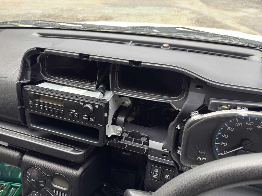 完全にインパネを引き抜いた様子