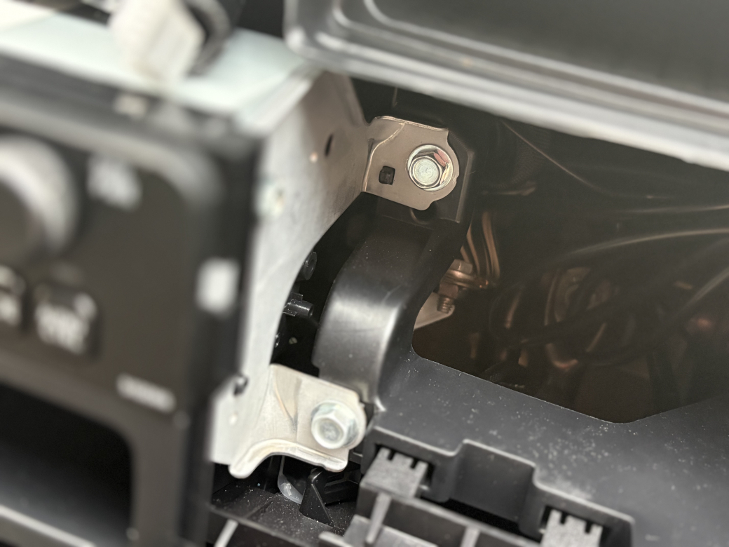 純正オーディオのボルト留め箇所