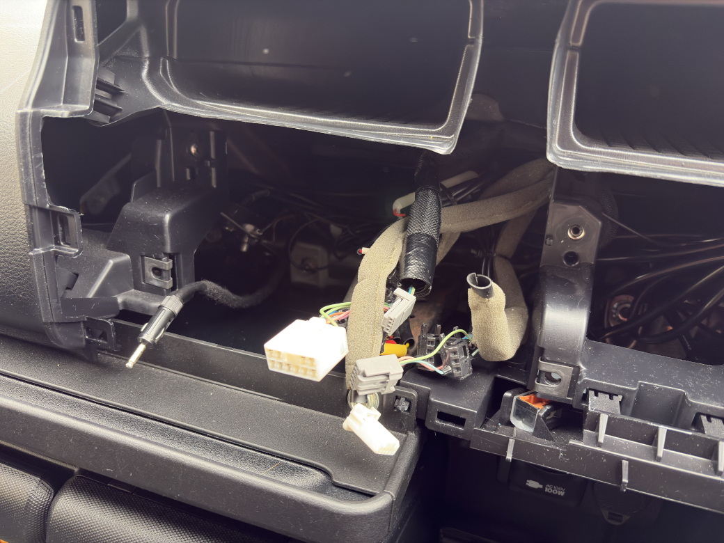 純正オーディオにつながっていた配線の様子