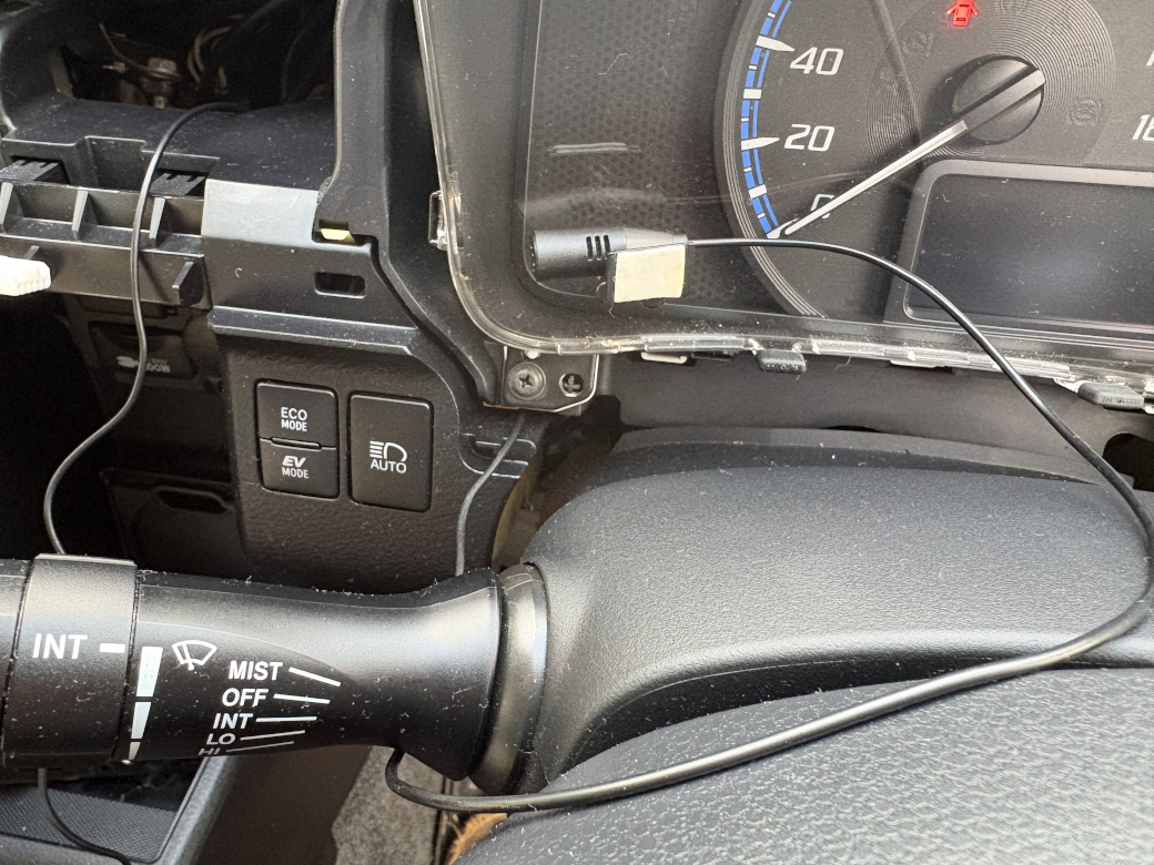 ハンドル根元あたりに置かれたハンズフリーマイク