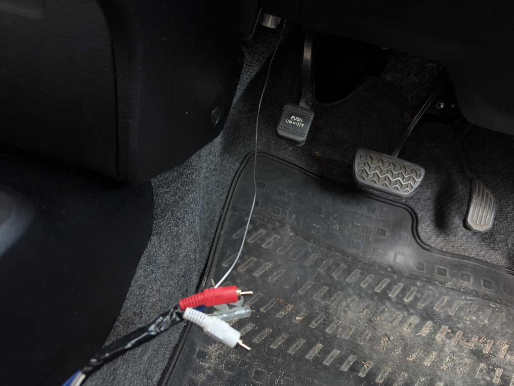 針金にサブウーファー配線をビニールテープで巻き付ける様子