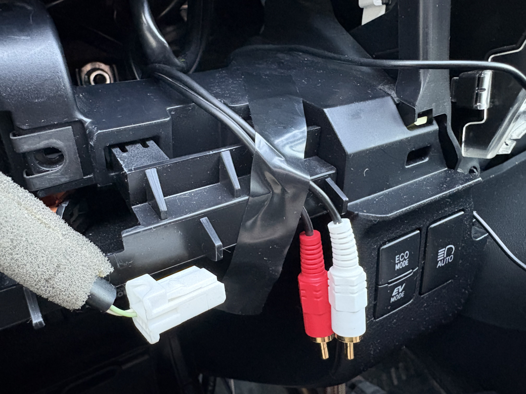 抜き出した配線が落ちないようテープ留め