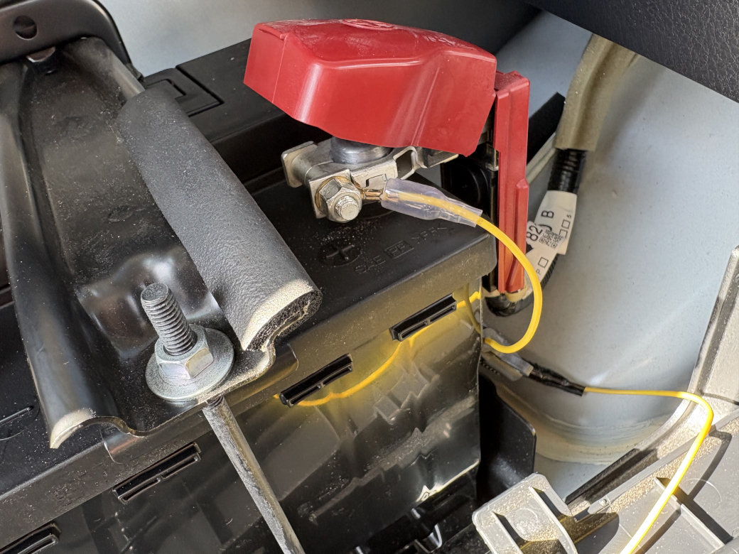 バッテリーからサブウーファーの電源を取る様子