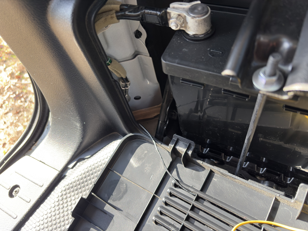 サブウーファーのアースを取る様子