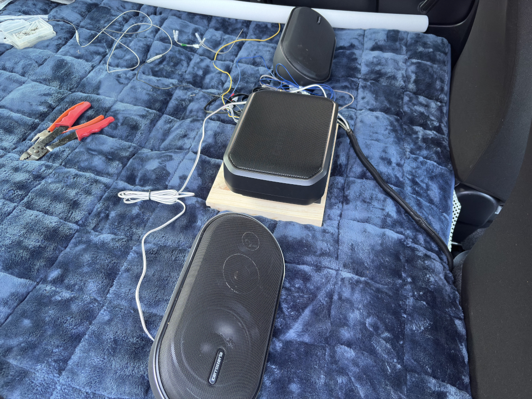 リアスピーカーとサブウーファー設置