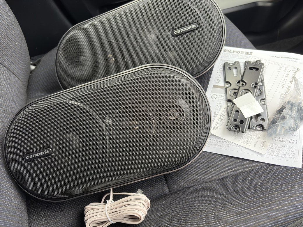 箱から取り出したリアスピーカー