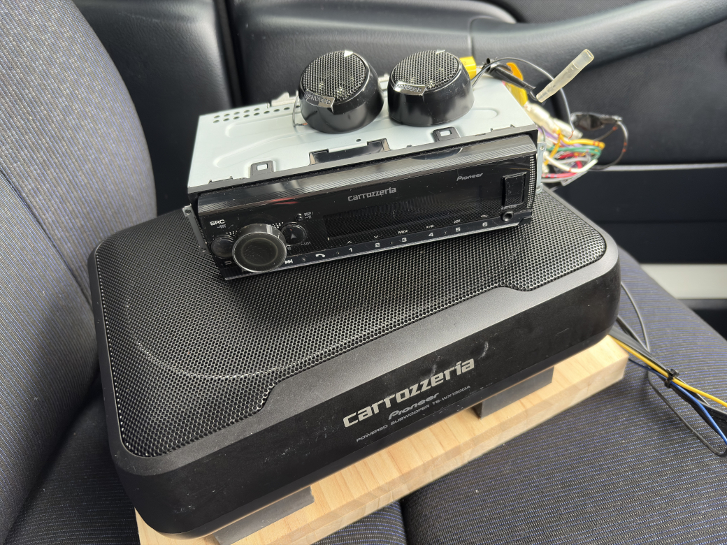 前の車から取り外したツイーター、オーディオ、サブウーファー