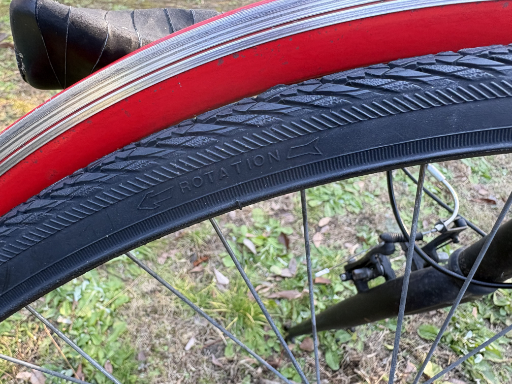 タイヤに刻印された進行方向の矢印