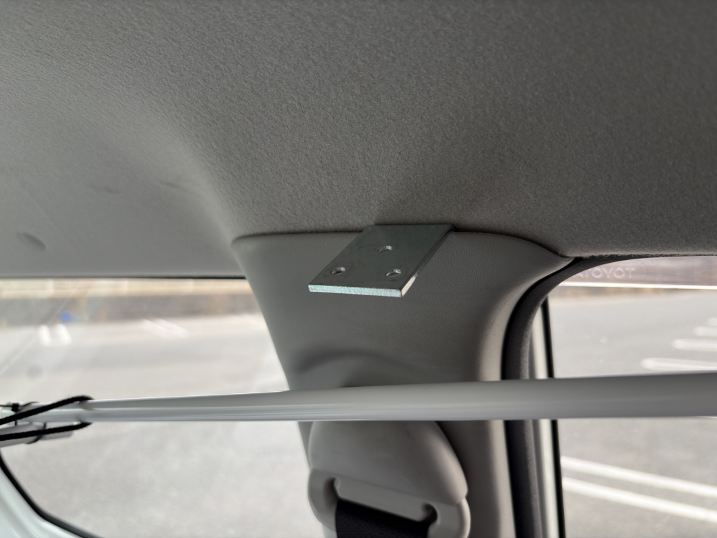 金属板をシートベルトモールにセット