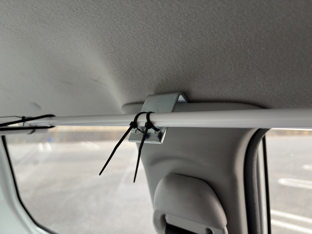 金属板とのれん棒をタイラップ接続