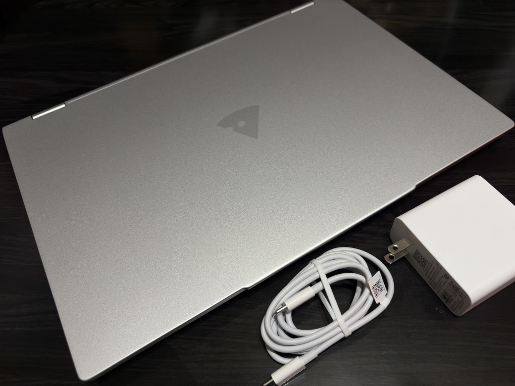 ノートパソコンと充電コード